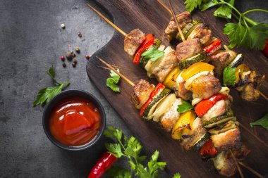 Siyah sebzeli ızgara şiş kebap.