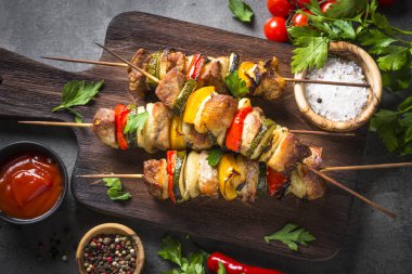 Siyah sebzeli ızgara şiş kebap.