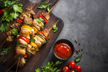 Siyah sebzeli ızgara şiş kebap.