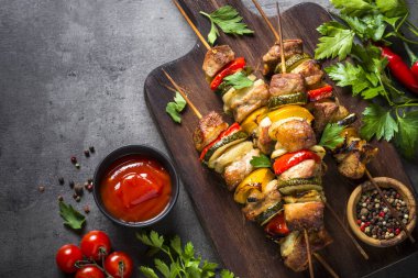 Siyah sebzeli ızgara şiş kebap.