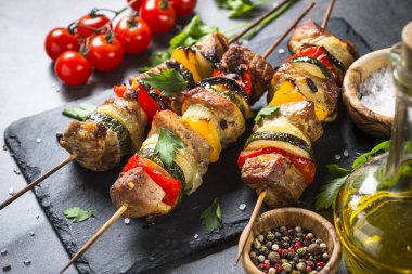 Siyah sebzeli ızgara şiş kebap.