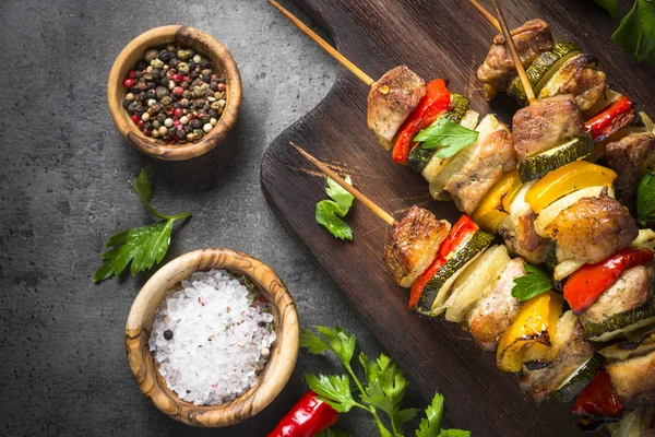 Grilled shish kebab with vegetables  on black. — Stock Photo, Image