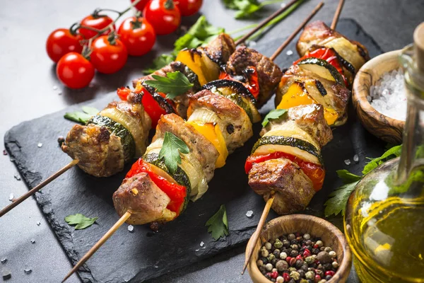 Shish kebab alla griglia con verdure su nero . — Foto Stock