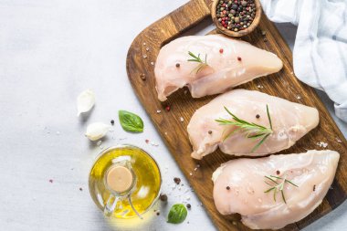 Çiğ tavuk fileto baharat ve otlar ile ana sayfa görünümü.