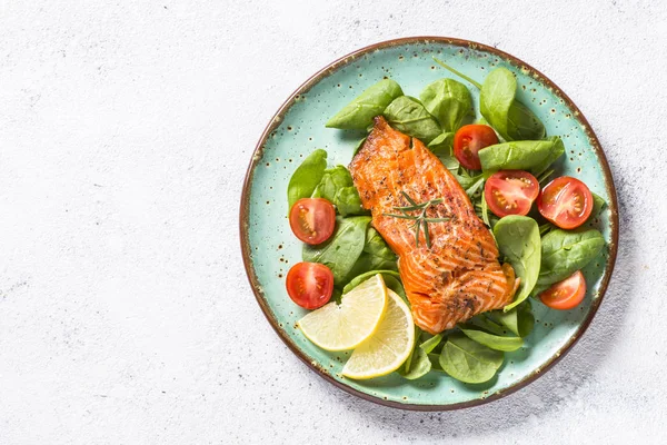 Gebakken zalm vis filet met verse salade bovenaanzicht. — Stockfoto