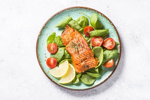 Filete de salmón al horno con vista a la parte superior de la ensalada fresca . — Foto de Stock