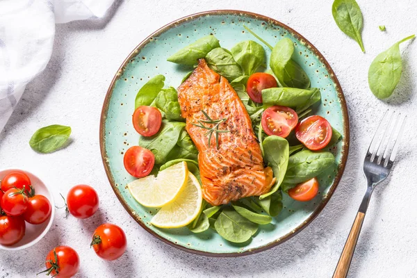 Baked salmon fish fillet with fresh salad top view. — Stock Photo, Image