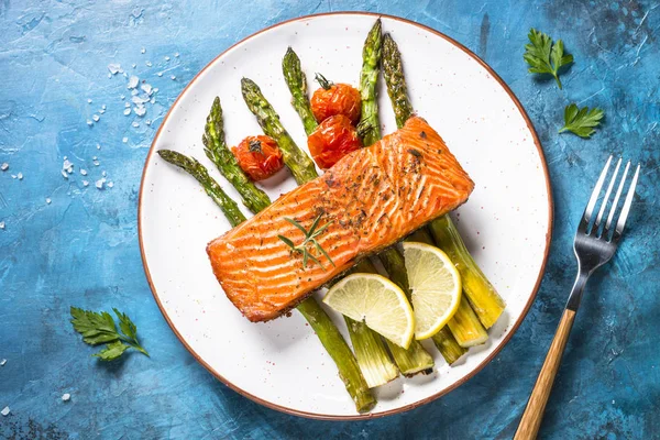 Filete de salmón a la parrilla con espárragos . — Foto de Stock