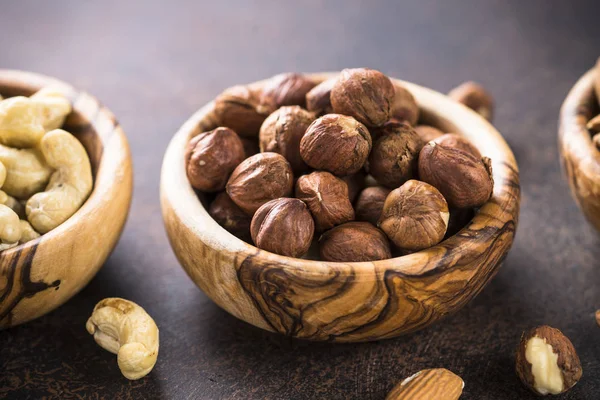 Surtido de frutos secos en cuencos . — Foto de Stock