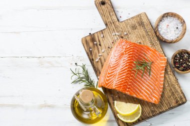 Baharat beyaz ile somon fileto. 