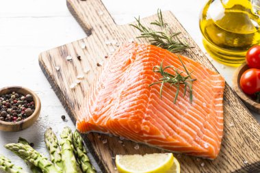 Limon deniz tuzu ve beyaz üzerine biberiye ile taze balık somon.