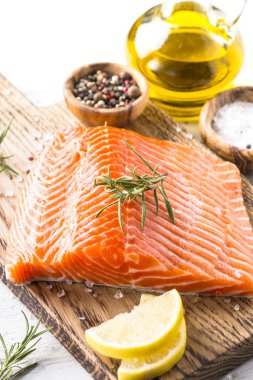 Limon deniz tuzu ve biberiye beyaz üzerine çiğ somon fileto