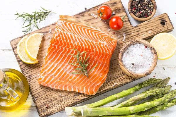 Филе лосося с ингредиентами для приготовления пищи - свежие овощи — стоковое фото