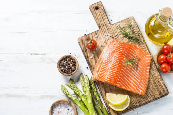 Filé de salmão com ingredientes para cozinhar - legumes frescos a — Fotografia de Stock