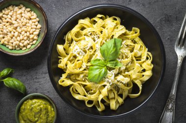 Tagliatelle makarna pesto sos ve parmesan ile.