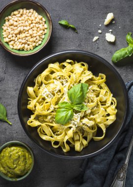 Tagliatelle makarna pesto sos ve parmesan ile.