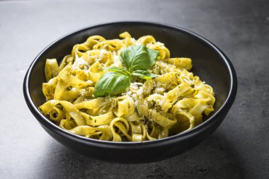 Tagliatelle makarna pesto sos ve parmesan ile.