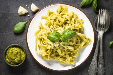Tagliatelle makarna pesto sos ve parmesan ile.