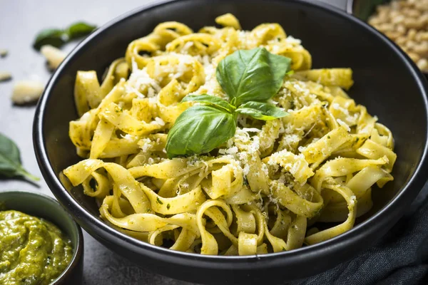 Massa Tagliatelle com molho pesto e parmesão . — Fotografia de Stock