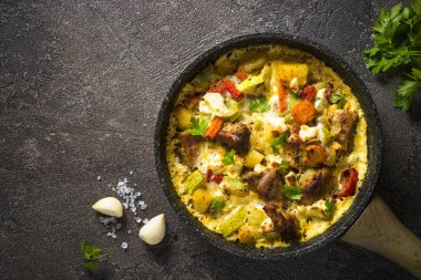 Frittata et ve sebze koyu arka plan üzerinde ile.