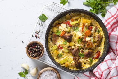 Frittata et ve sebze top ile göster.