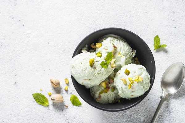 Pistazien-Eis in Schüssel auf weißem Steintisch. — Stockfoto