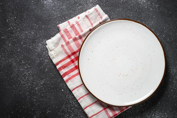 Lege witte plaat op donkere stenen tafel bovenaanzicht. — Stockfoto