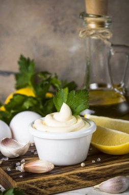 Beyaz üzerine mayonez sos. 