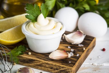 Beyaz üzerine mayonez sos. 