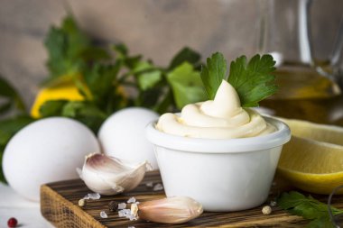 Beyaz üzerine mayonez sos. 