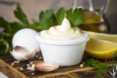 Beyaz üzerine mayonez sos. 