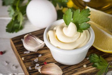 Beyaz üzerine mayonez sos. 