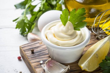 Beyaz üzerine mayonez sos. 