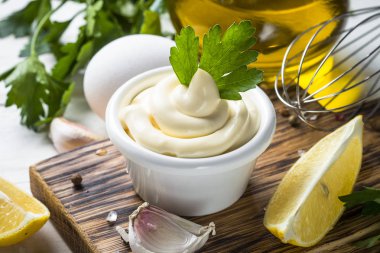 Beyaz üzerine mayonez sos. 