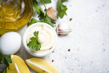 Beyaz taş masada mayonez sos. 