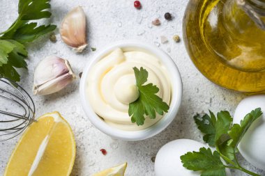 Beyaz taş masada mayonez sos. 