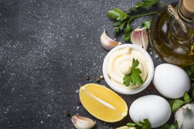 Siyah taş masada mayonez sos. 