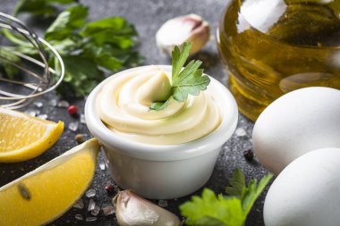 Siyah taş masada mayonez sos. 