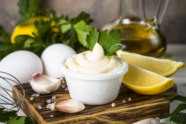 Beyaz üzerine mayonez sos. 