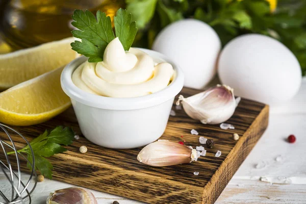 Beyaz üzerine mayonez sos. 