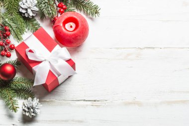 Noel arkaplanı köknar ağacı, mevcut kutu ve dekorasyonlar 