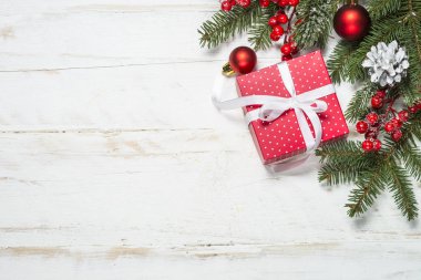 Noel arkaplanı köknar ağacı, mevcut kutu ve dekorasyonlar 