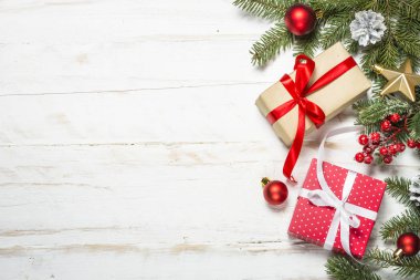 Noel arkaplanı köknar ağacı, mevcut kutu ve dekorasyonlar 