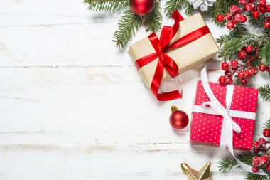 Noel arkaplanı köknar ağacı, mevcut kutu ve dekorasyonlar 