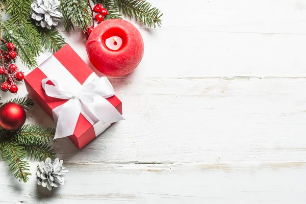 Kerst achtergrond met dennenboom, geschenkdoos en decoraties — Stockfoto