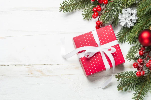 Fondo de Navidad con abeto, caja de regalo y decoraciones — Foto de Stock