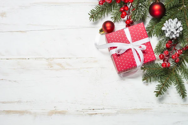 Fondo de Navidad con abeto, caja de regalo y decoraciones — Foto de Stock