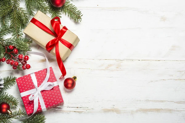 Fondo de Navidad con abeto, caja de regalo y decoraciones — Foto de Stock