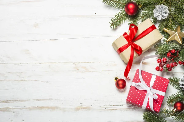 Різдвяний фон з ялинкою, подарункова коробка та прикраси — стокове фото