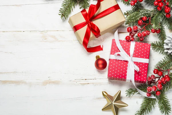 Fondo de Navidad con abeto, caja de regalo y decoraciones — Foto de Stock